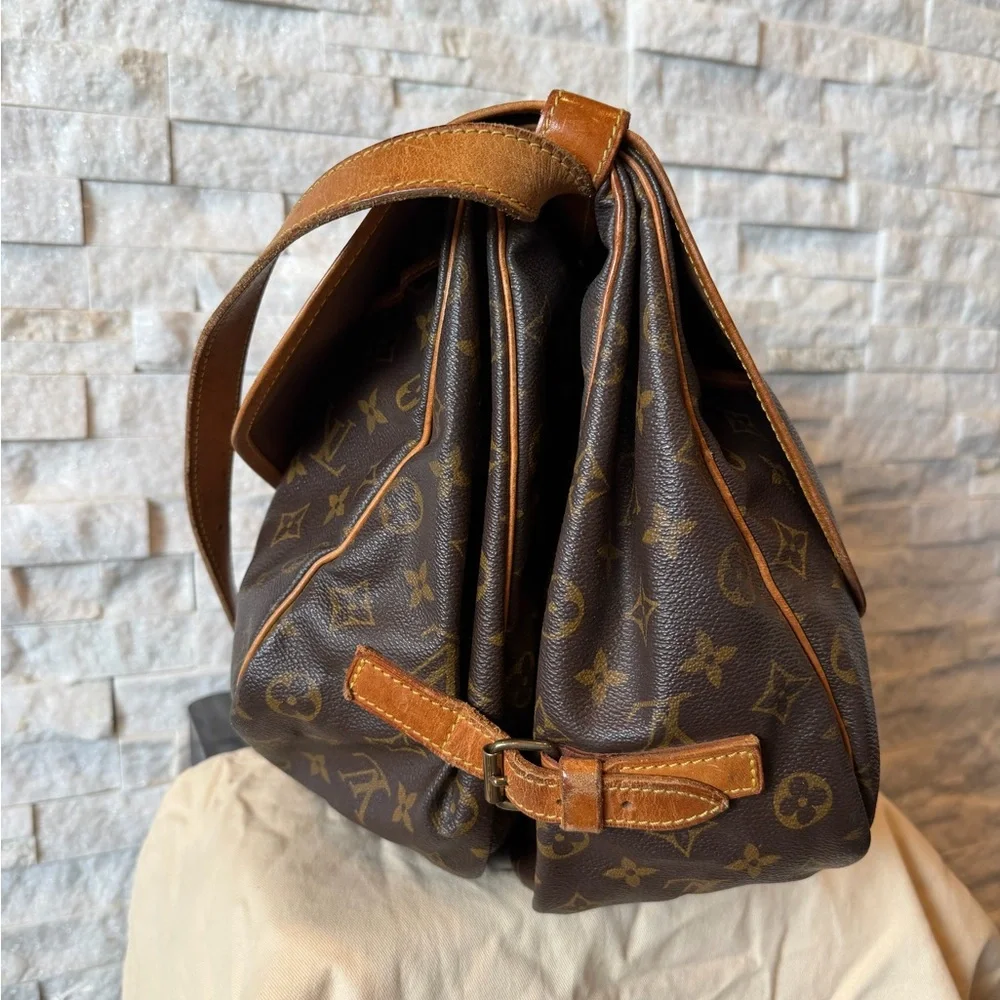 Louis Vuitton Saumur 35 in Brown Monogram - Vintage Crossbody - Picture 8 of 14